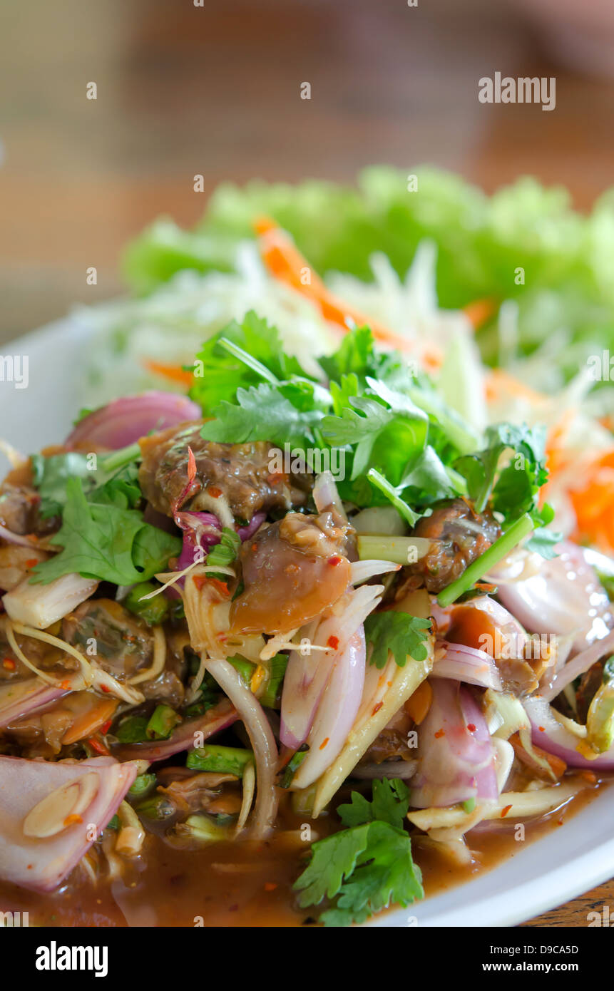 Thai piccante insalata di cardidi , servita con verdure fresche Foto Stock