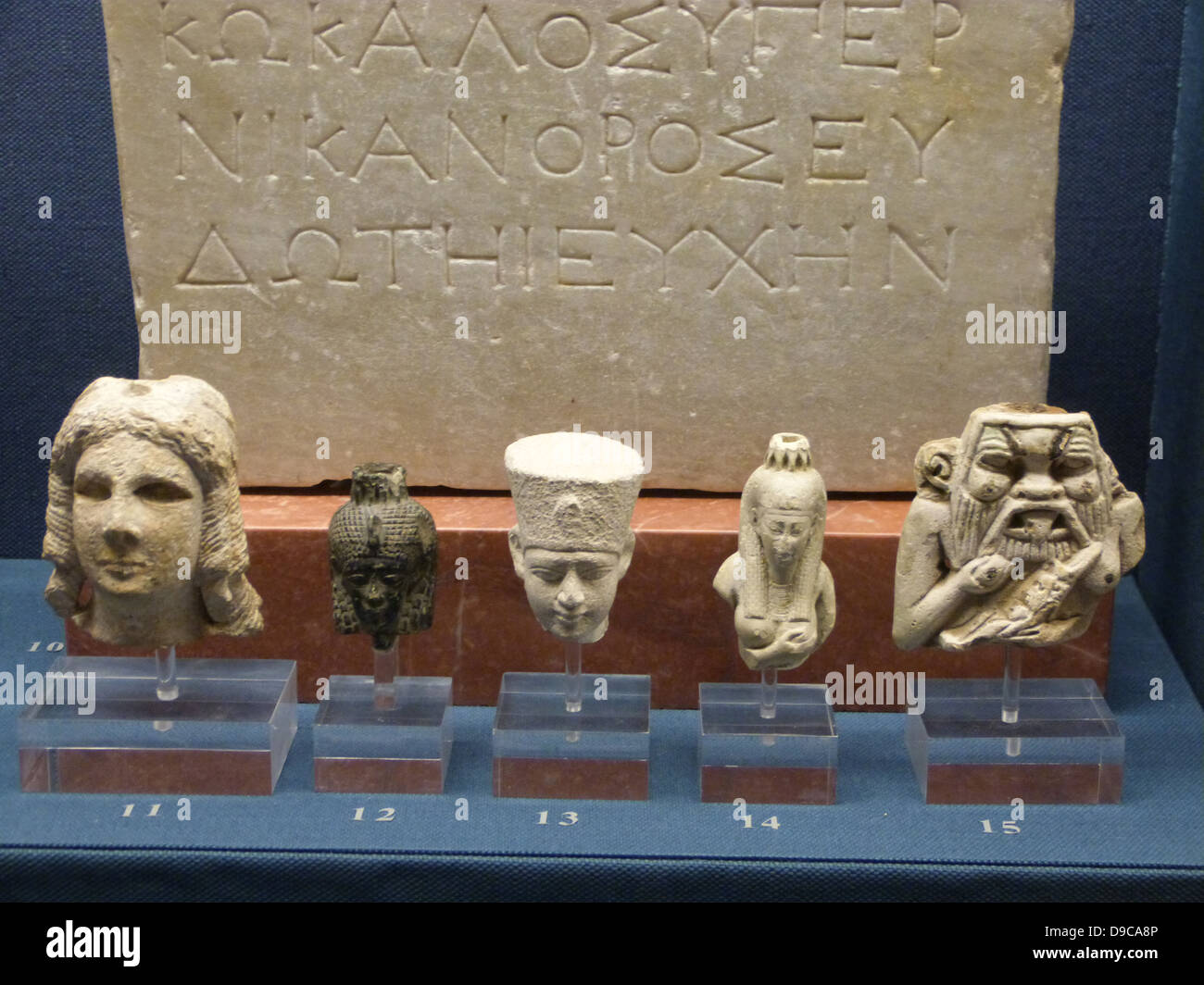 11. Testa di una statuetta di pietra, familiare da rappresentazioni di Iside. Da un workshop alessandrina. 12 La testa di una statuetta di steatite che rappresenta un Tolomeo regina o una dea. 13. Testa di una statuetta di pietra che rappresenta un re tolemaico 14. Statuetta di pietra di Iside lactans. 15. Faience figurina della dea egizia. Foto Stock