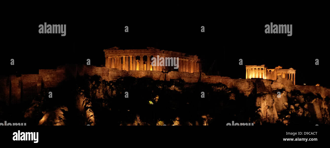 L'Acropoli di notte, l'antica cittadella situata su un alto sperone roccioso sopra la città di Atene Foto Stock