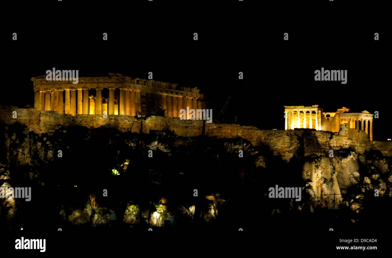 L'Acropoli di notte, l'antica cittadella situata su un alto sperone roccioso sopra la città di Atene Foto Stock