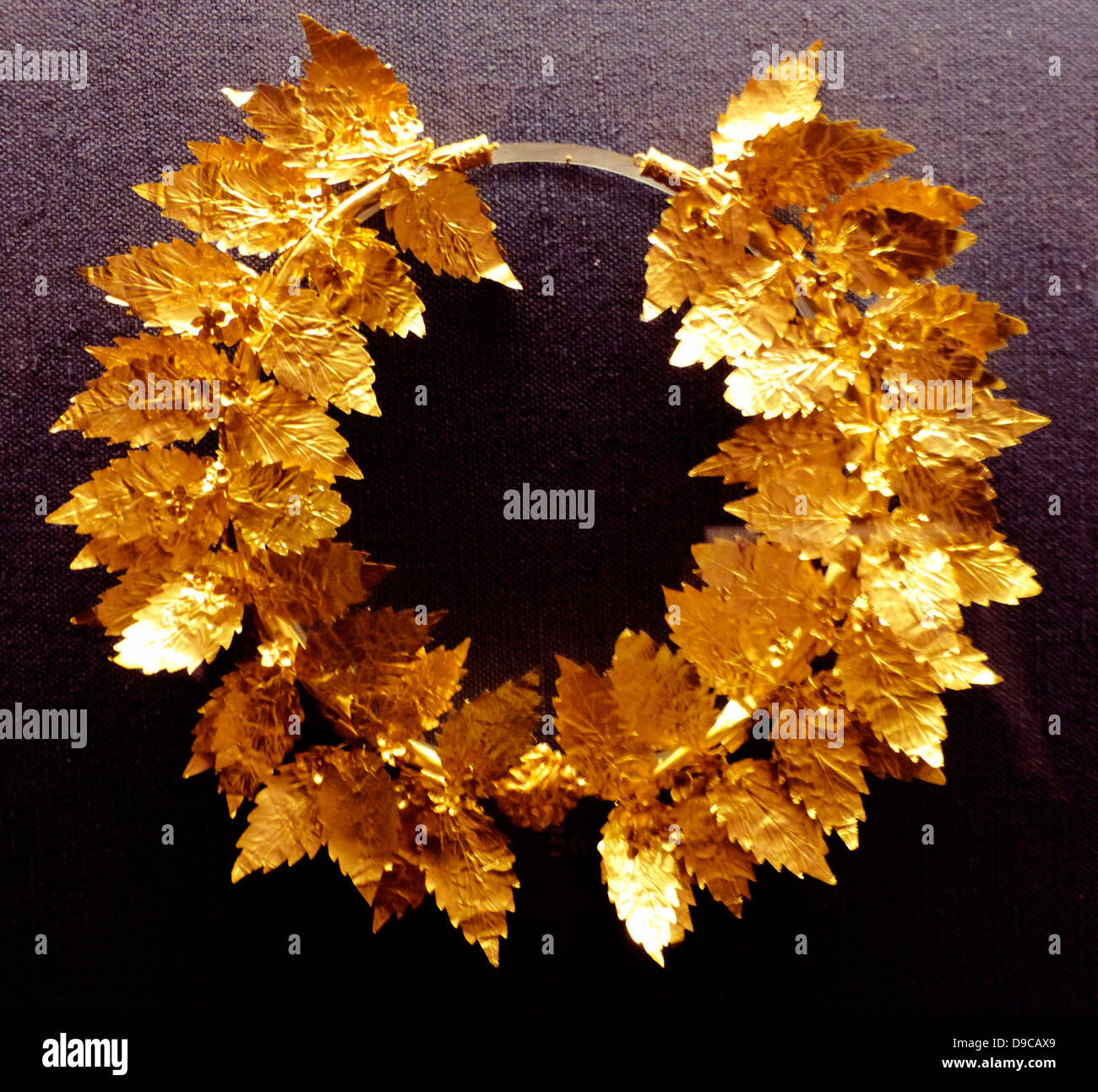Oro ghirlanda di foglie di quercia e fiori. Eventualmente da Attica, fine 2nd-inizio del I secolo A.C. Foto Stock