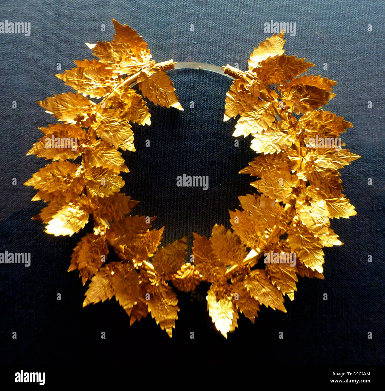 Oro ghirlanda di foglie di quercia e fiori. Eventualmente da Attica, fine 2nd-inizio del I secolo A.C. Foto Stock