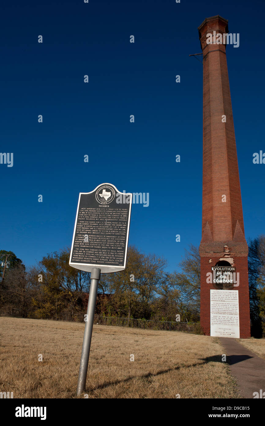 Thurber ciminiera in mattoni con marcatore storico, Thurber, Texas, Stati Uniti d'America Foto Stock
