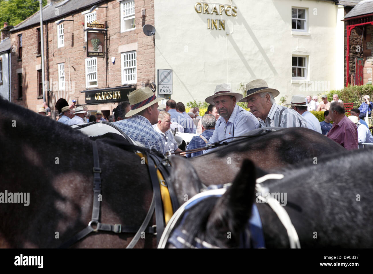 Gli uomini di zingaro si riuniscono per socializzare e commercio cavalli a Appleby Horse Fair in Cumbria, Inghilterra Foto Stock