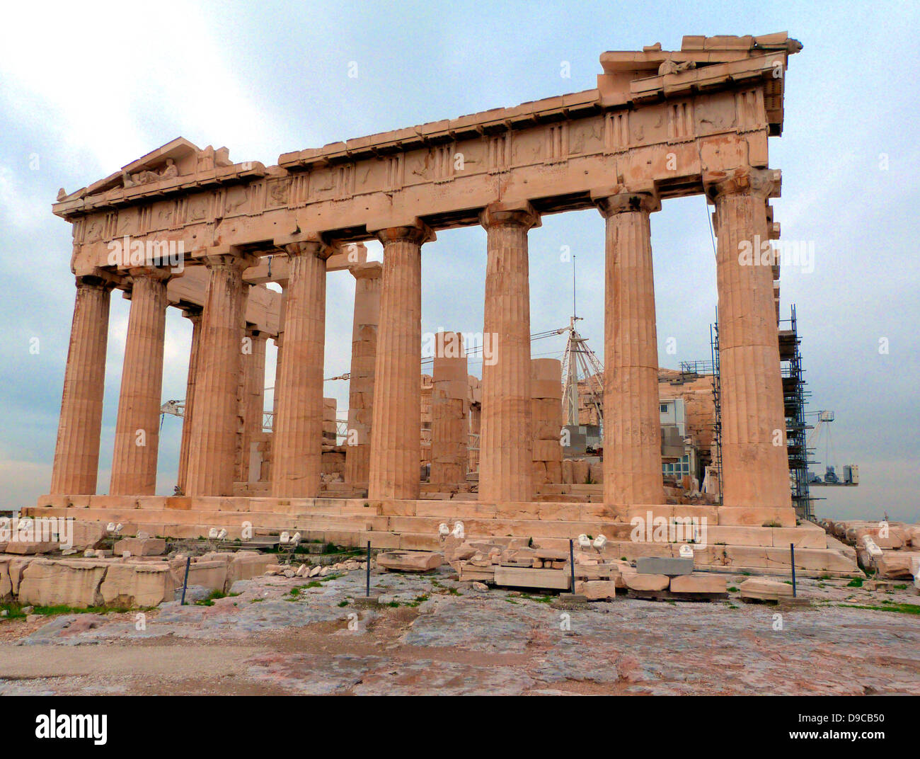 Viste di un deserto Partenone dedicato alla dea Athena costruito da 447-438 A.C. all'acropoli durante il greco crisi finanziaria del 2012. Foto Stock