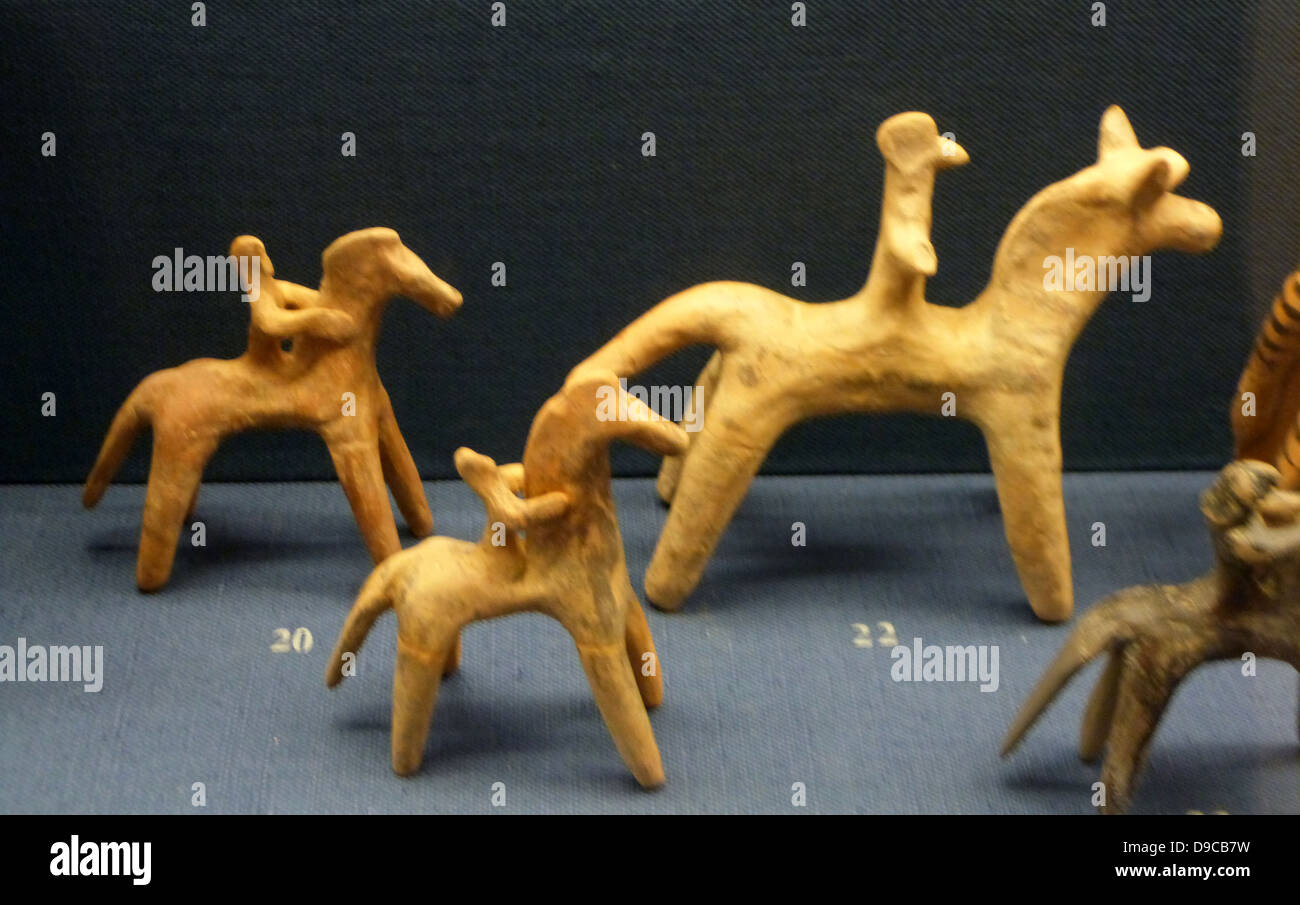 Cavallo Boeotian figurine con pilota e la decorazione pittorica. Figurine di questa classe sono fossa comune offerte, relativi o per lo stato dei morti o per il carattere del cavallo. 600-550 A.C. Foto Stock