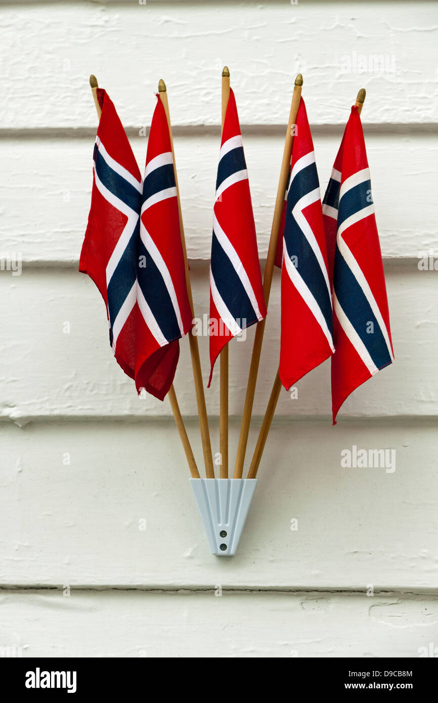 Bandiere norvegese sul display sul lato clapboarded casa in Strandgate nella vecchia Stavanger Foto Stock