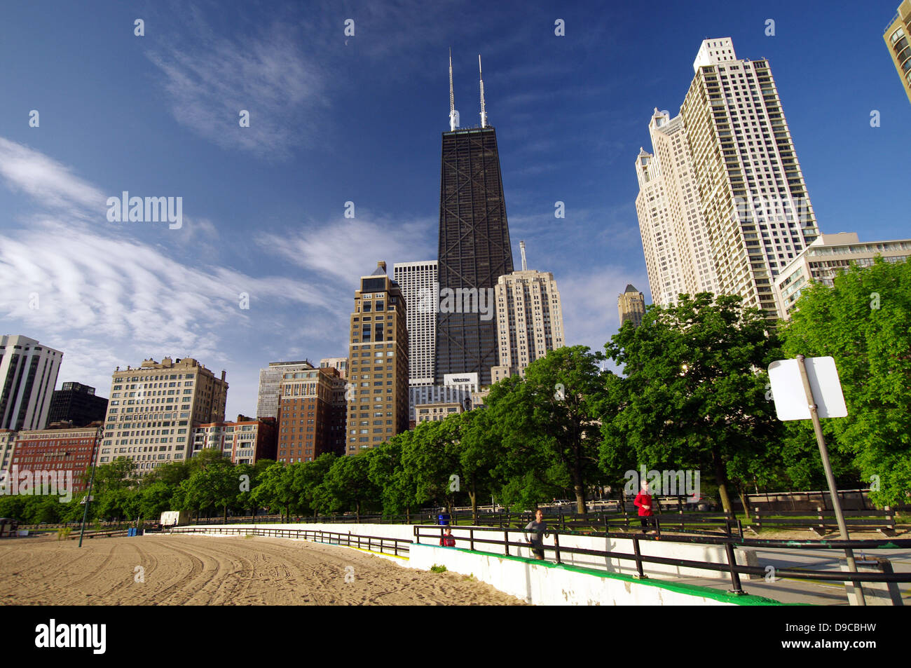 Oak Street Beach e il Chicago Sentiero Lungolago con John Hancock Center in background - Chicago, Stati Uniti d'America Foto Stock