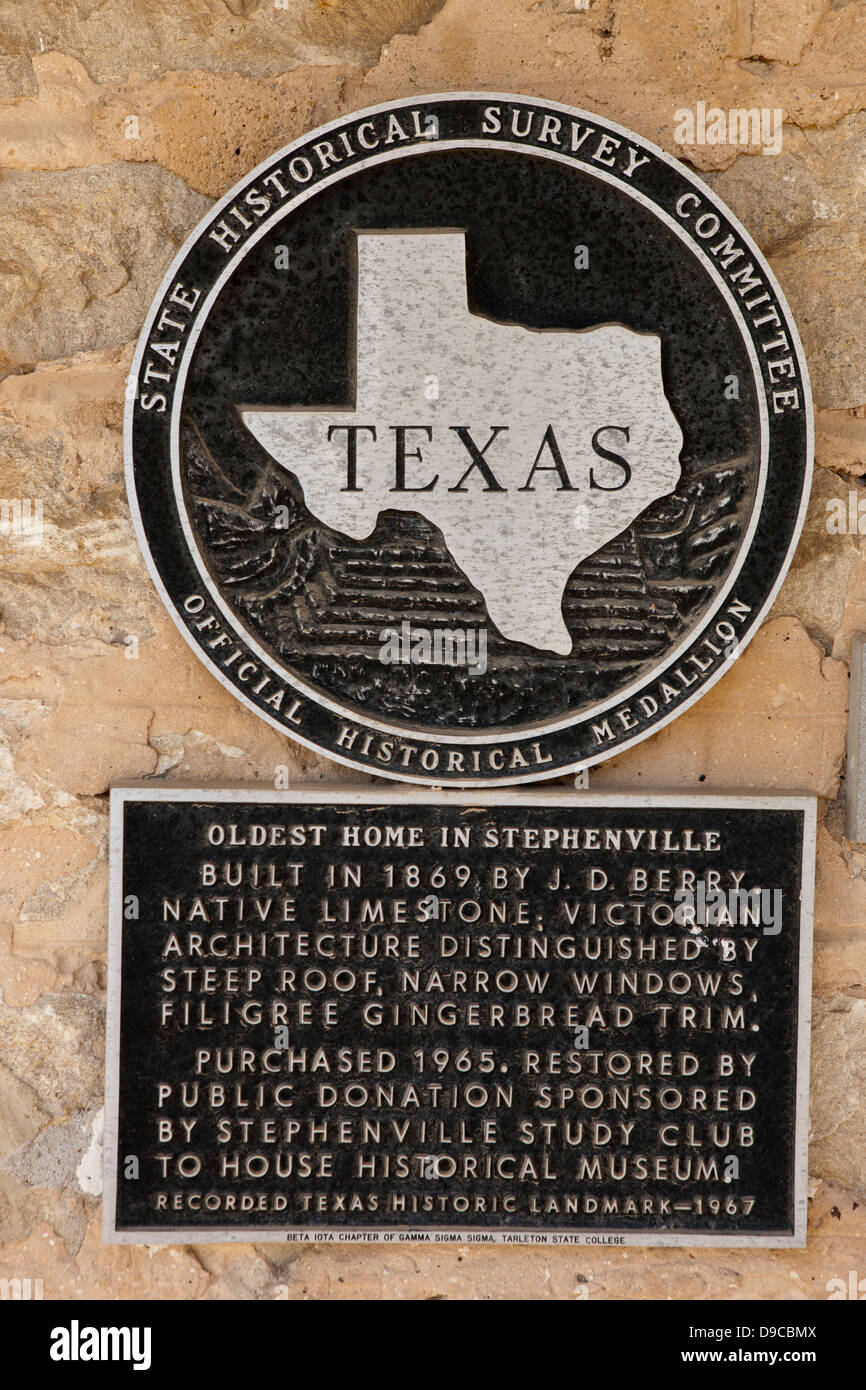 Più antica casa di Stephenville costruito nel 1869 da J. D. Berry. Nativo di calcare; architettura vittoriana contraddistinta dal tetto ripide e strette finestre, filigrana gingerbread trim. Acquistato 1965. Restaurato da donazioni pubbliche sponsorizzato da Stephenville Club di studio a casa museo storico. Registrati Texas Historic landmark -- 1967 Foto Stock