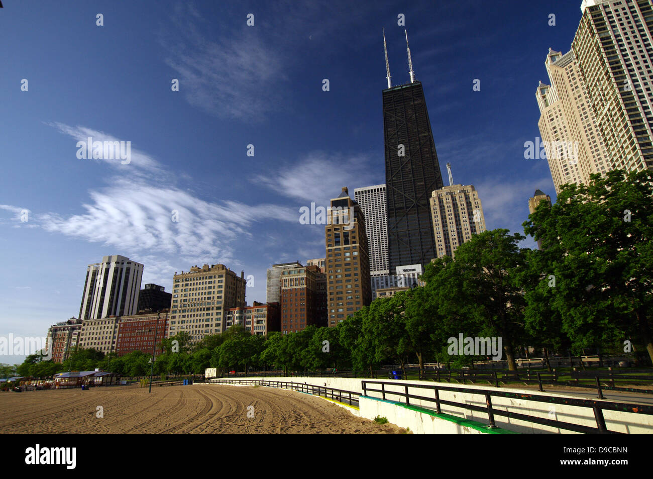 Oak Street Beach e il Chicago Sentiero Lungolago con John Hancock Center in background - Chicago, Stati Uniti d'America Foto Stock