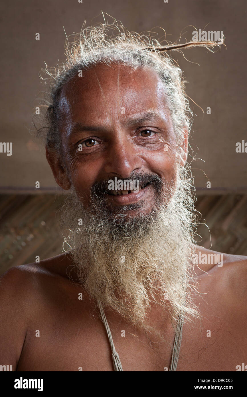 Ritratto di un santo uomo/yogi presso il Kumbh Mela 2013 in Allahabad, India Foto Stock