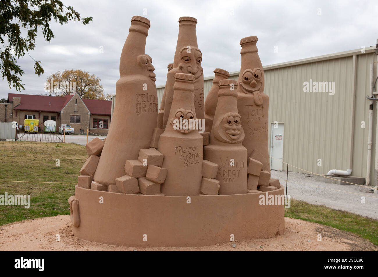 La scultura di sabbia di bottiglie di soda al di fuori della dott.ssa Pepe Bottling Company impianto, Dublino, Texas, Stati Uniti d'America Foto Stock