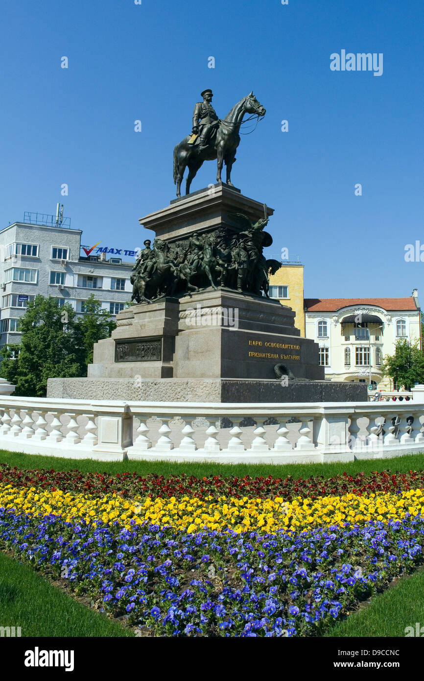 Statua equestre di Alessandro II, Tsar liberatore di fronte all'Assemblea nazionale edificio a Sofia la capitale della Bulgaria Foto Stock