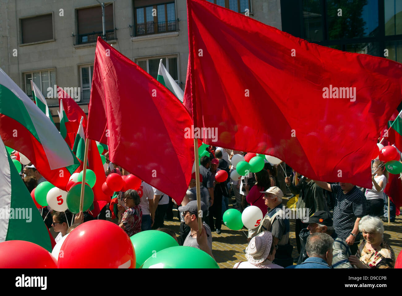 1 maggio dimostranti a Sofia con nazionale e bandiere rosse e di palloncini colorati Foto Stock