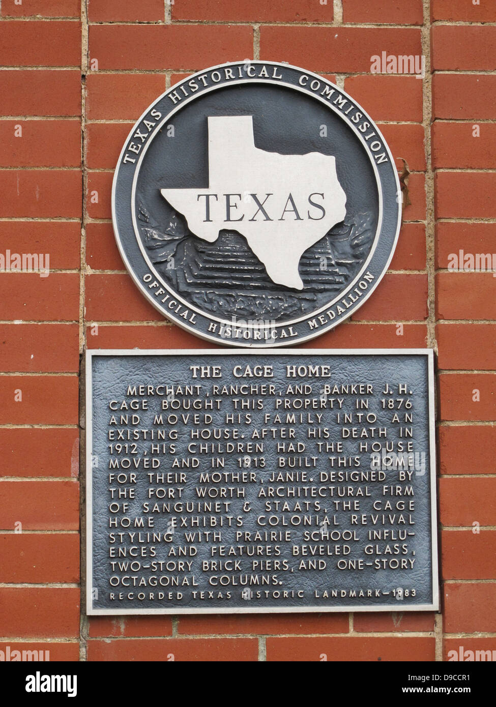 La gabbia HOME Merchant, cowboy e banchiere J. H. gabbia hanno acquistato questa proprietà nel 1876 e si trasferì la sua famiglia in una casa esistente. Dopo la sua morte nel 1912, i suoi figli avevano la casa e spostati nel 1913 costruito questa casa per loro madre, Janie. Progettato da Fort Worth studio di architettura di Sanguinet & Staats, la gabbia presenta Casa Colonial Revival styling con prateria influenze della scuola e le caratteristiche del vetro smussata a due piani con pilastri in mattoni e una storia di colonne ottagonali. Registrati Texas Historic landmark - 1983 Foto Stock