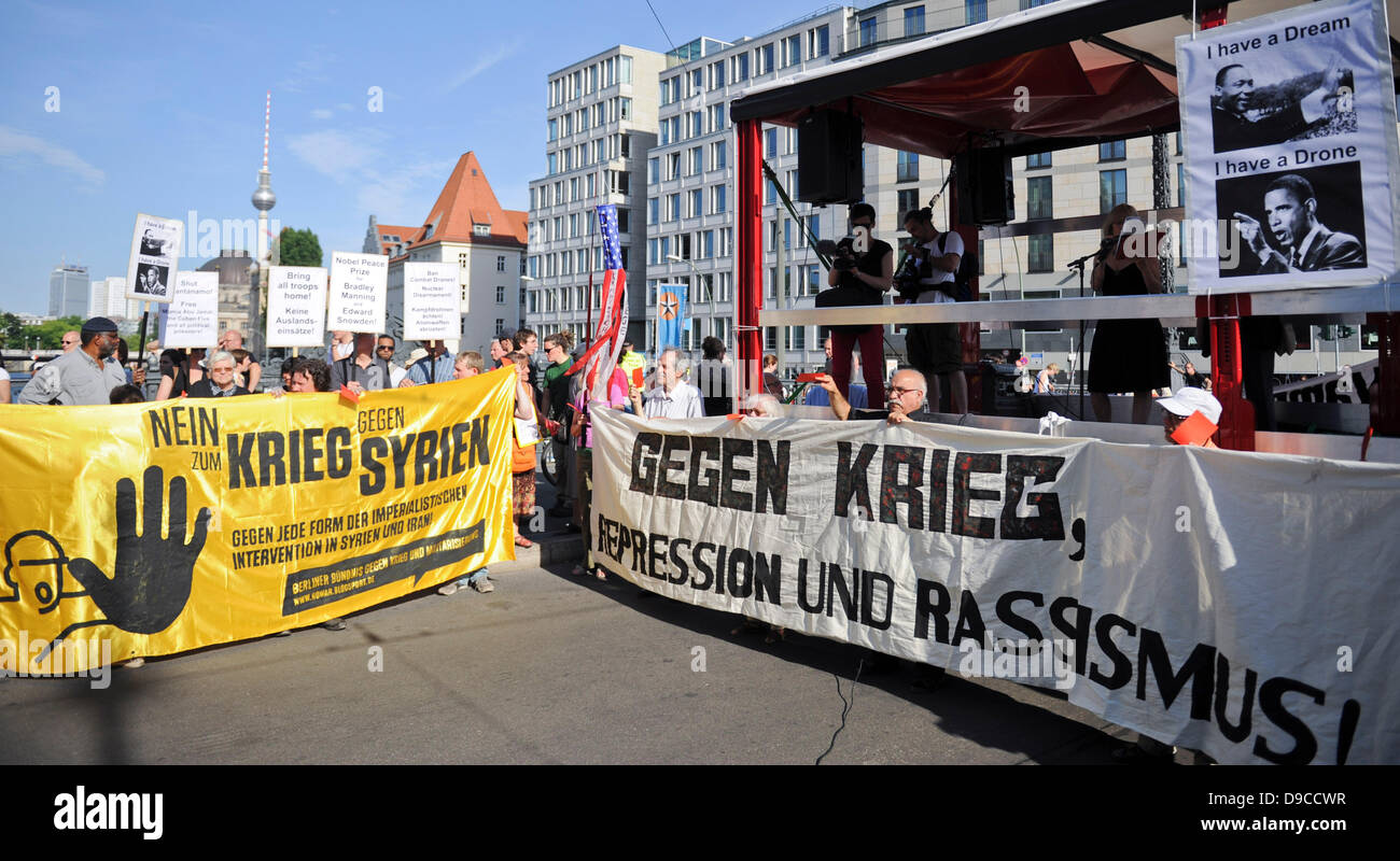 Berlino, Germania. 17 Giugno, 2013. I dimostranti prendere parte in una pace e una protesta per i diritti civili nel rally di Berlino (Germania), 17 giugno 2013. Il rally ha chiesto la cessazione immediata della guerra in Afghanistan e contro il deploymnt di unmanned e la lotta armata di fuchi. US-Presidente Barak Obama sta andando a visitare la Germania dal 18 giugno 2013 al 19 giugno 2013. Foto: Ole Spata/dpa/Alamy Live News Foto Stock