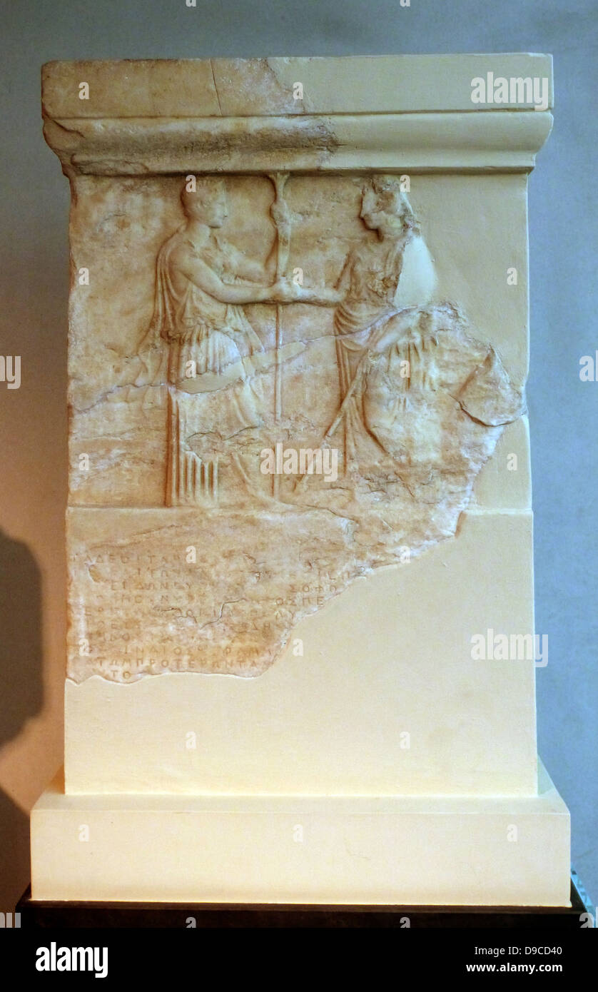 Ragioni dei camarlinghi della dea Atena e gli altri dèi 401/400 - 399/8 BC sul rilievo le dee Athena e Hera stringo mani. Foto Stock