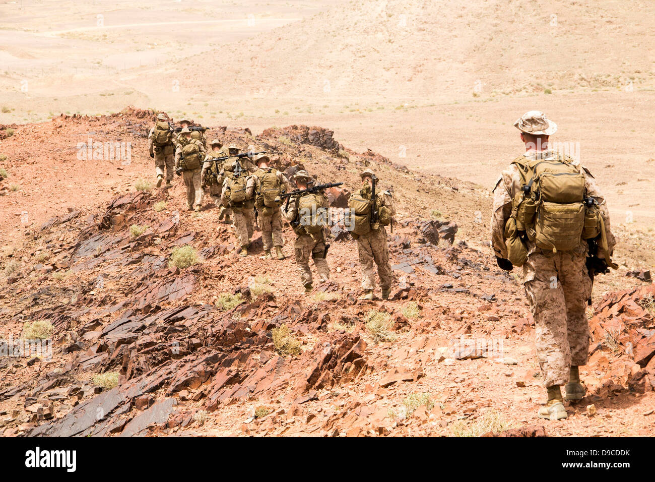 Marines americani con la ventiseiesima Marine Expeditionary Unit escursione torna al campo base durante gli esercizi di allenamento Giugno 9, 2013 in Al Quweira, Giordania. Più di 5 mila soldati multinazionale partecipano gli esercizi per contrastare la guerra civile nella vicina Siria. Foto Stock