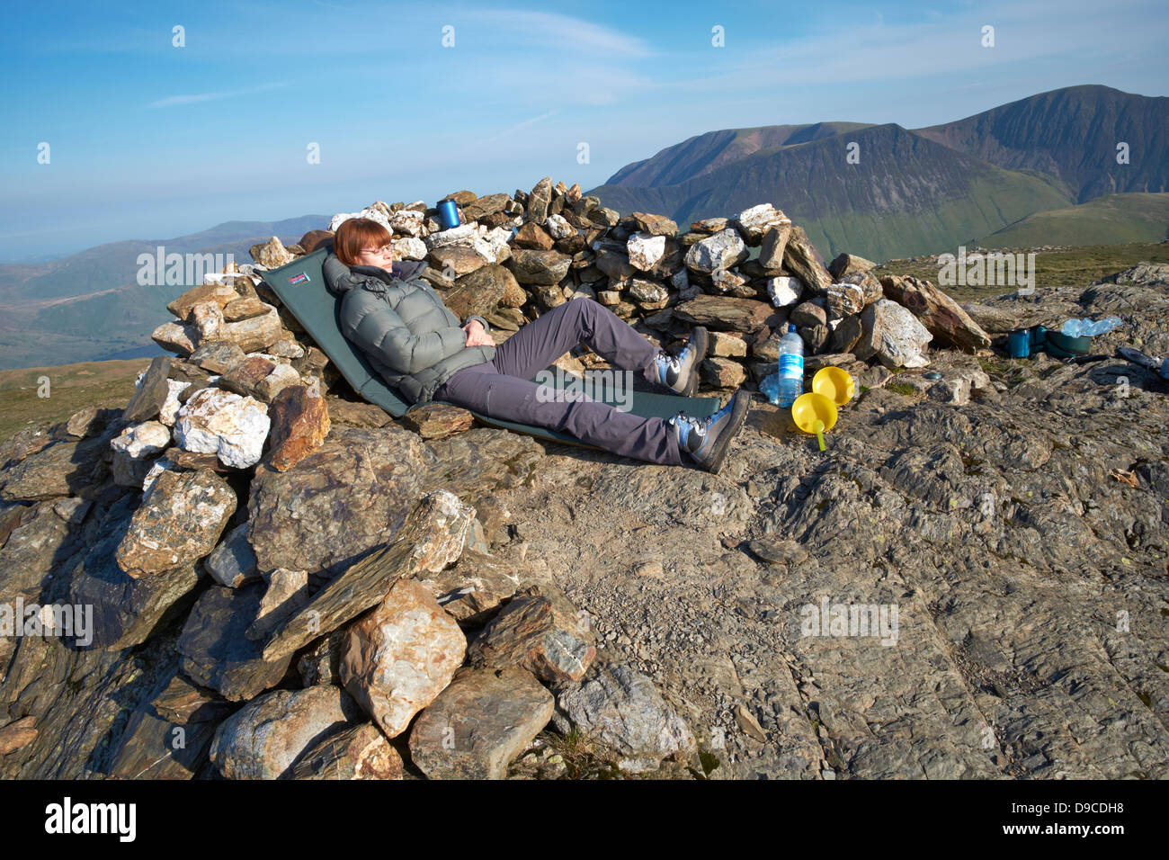 Un escursionista campeggio selvaggio sul vertice di Robinson nel distretto del Lago Foto Stock