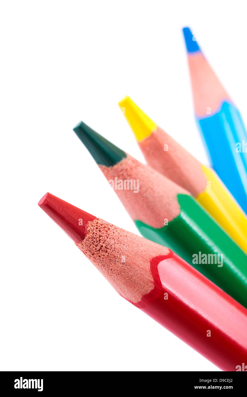 Quattro matite colorate, rosso, verde, giallo e ciano, close-up shot, isolato su sfondo bianco Foto Stock