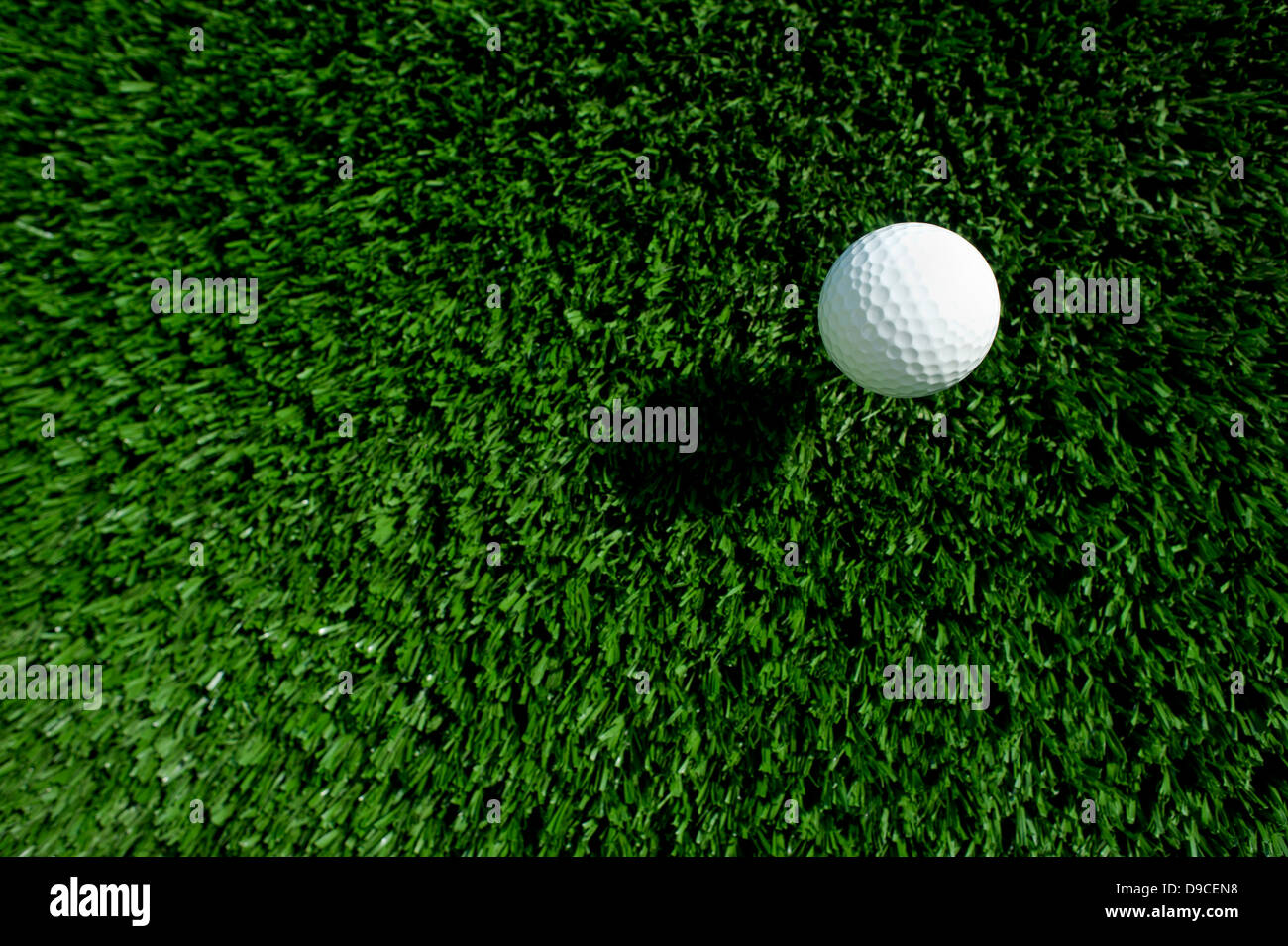 Guardando verso il basso su una pallina da golf sul raccordo a T Foto Stock