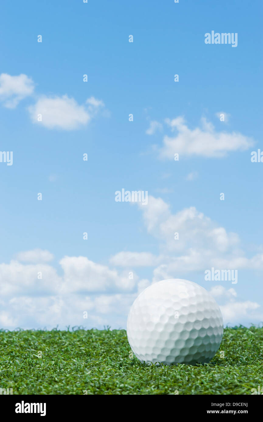 Palla da golf sul green, close-up Foto Stock