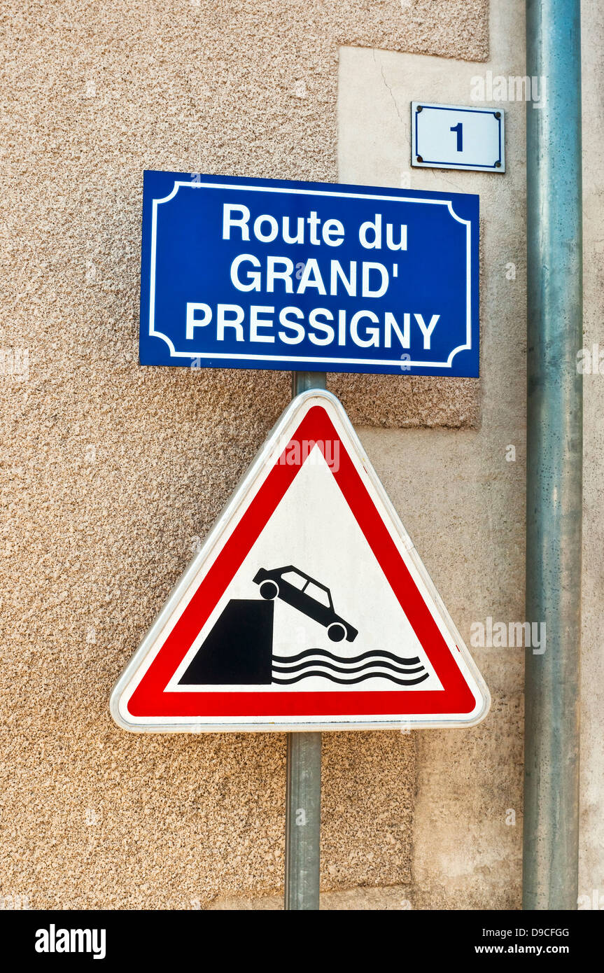 Moderna strada francese / fiume pericolo cartello segnaletico. Foto Stock