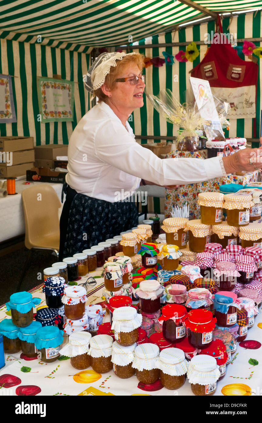 Tradizionalmente Vestiti donna / jam makers, alla fiera della città / fete - Francia. Foto Stock
