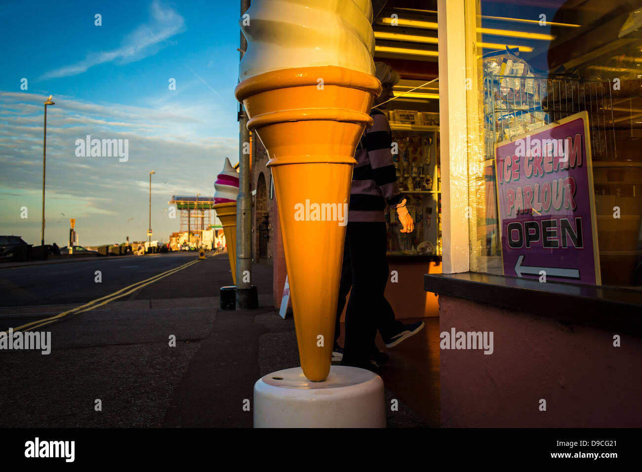 Modello di enorme del cono gelato per pubblicizzare il negozio di vendita di gelati Foto Stock