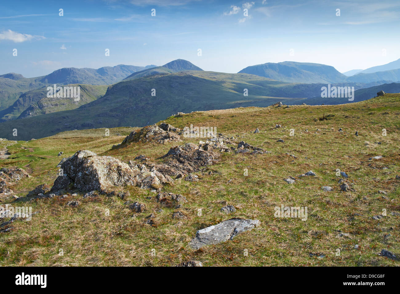 Guardando oltre verso il grigio Knotts dal di sotto del vertice di Dale Head in Buttermere, Lake District. Foto Stock