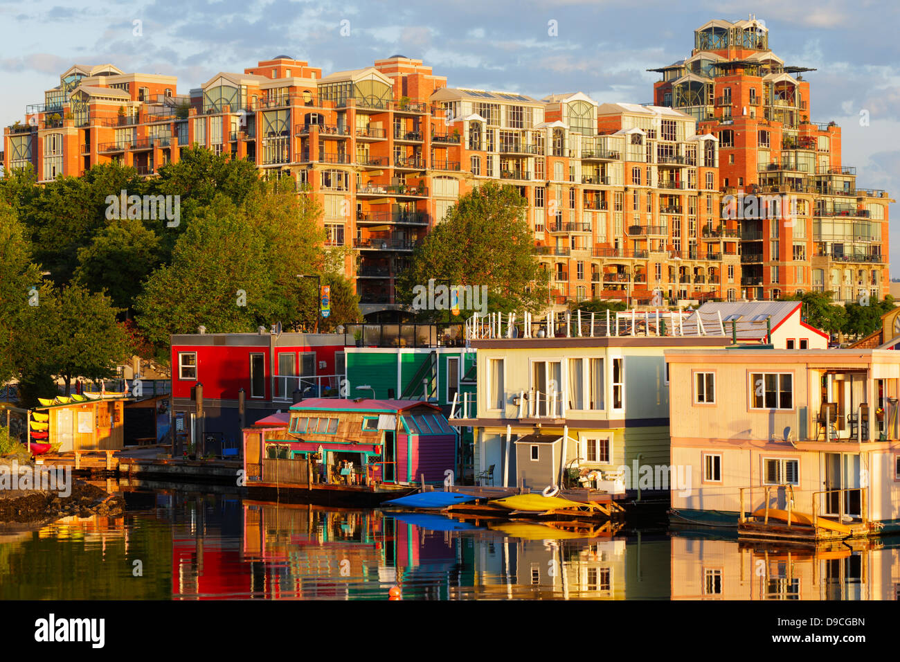 Case galleggianti e luxury condominiums al Fisherman's Wharf marina a sunrise-Victoria, British Columbia, Canada. Foto Stock