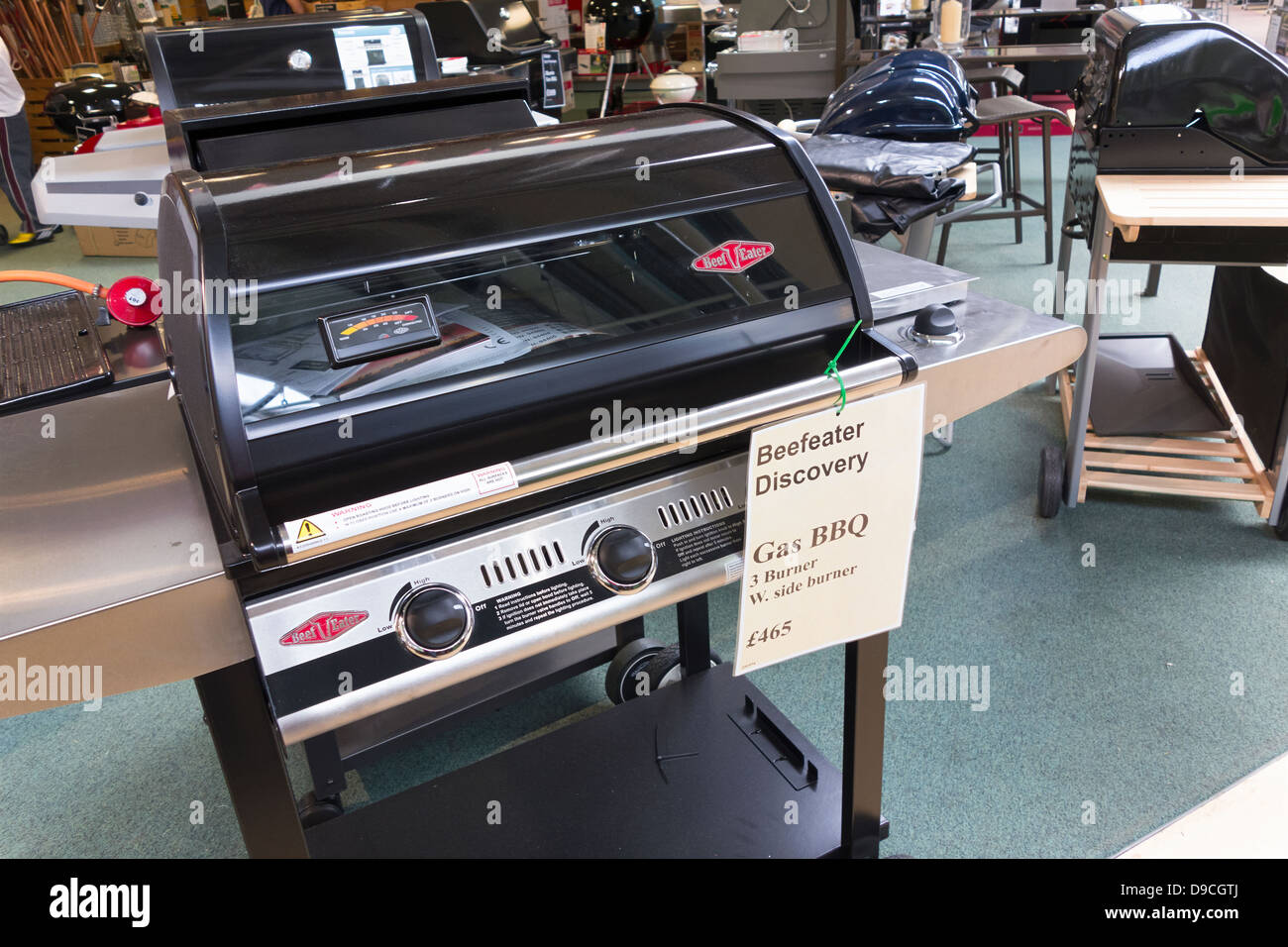 Un nuovo barbecue a gas su un display Foto Stock