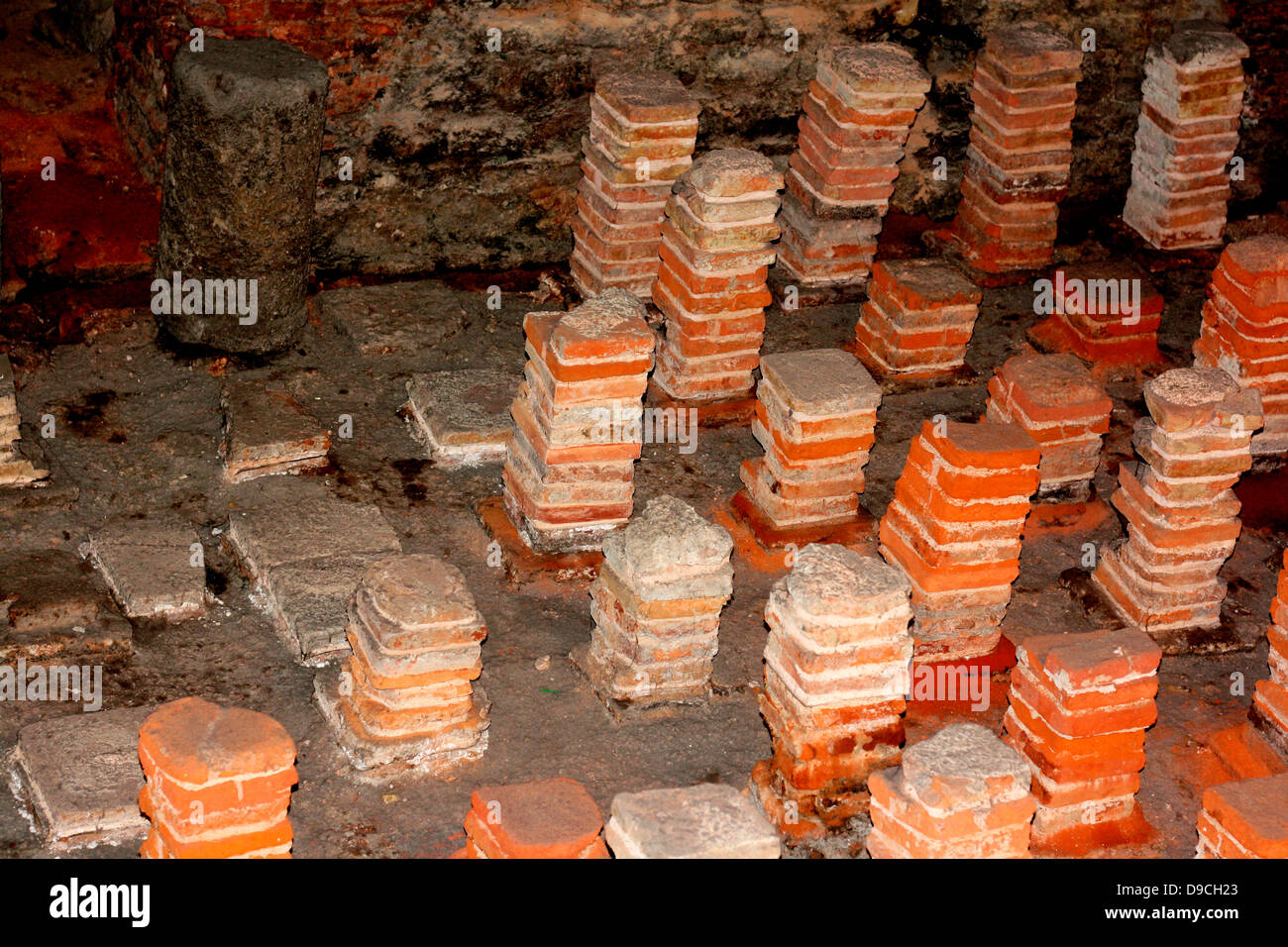 Hypocaust o sotto il sistema di riscaldamento a pavimento eseguito attraverso una serie di canali supportati da piastrelle in corrispondenza delle terme romane a Bath, Foto Stock