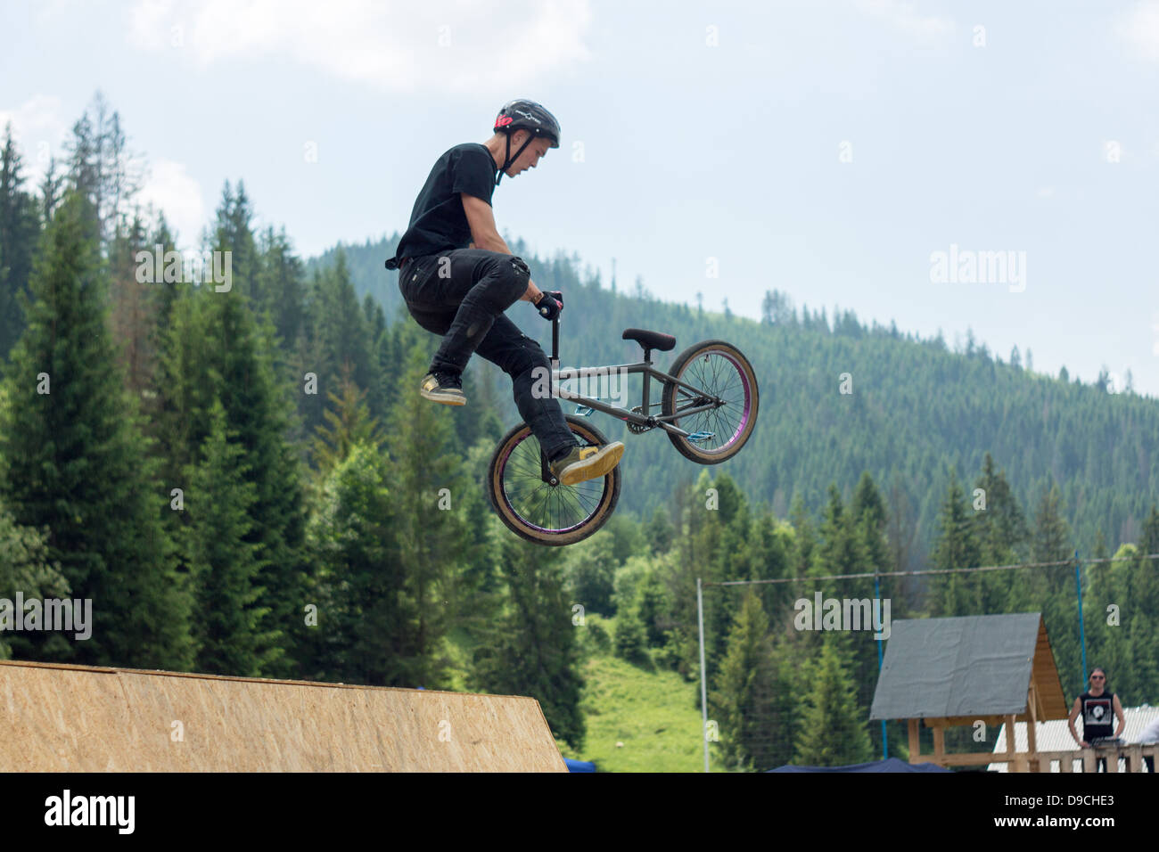 Uomo volante in bici Foto Stock
