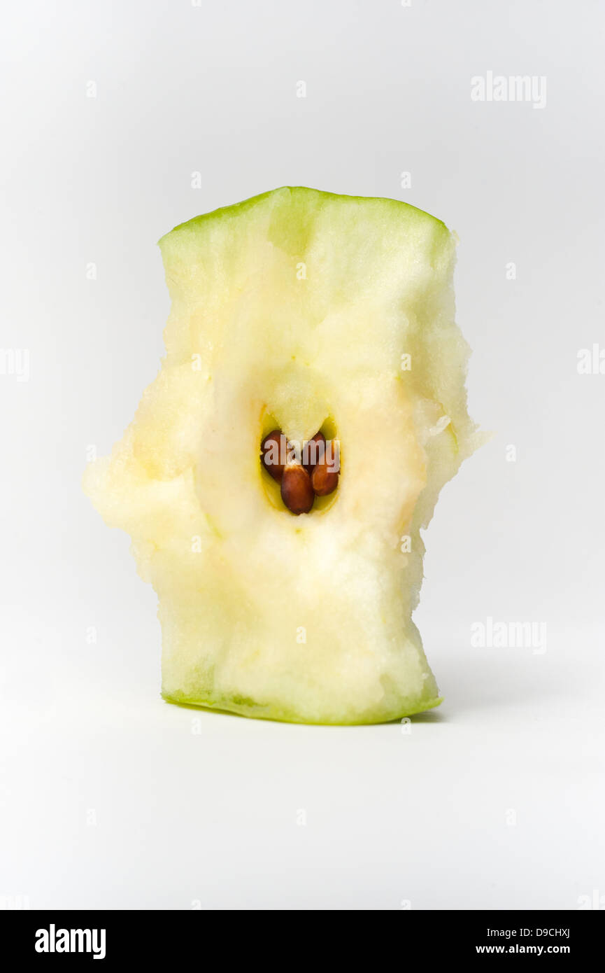 Un verde apple core che mostra i semi Foto Stock