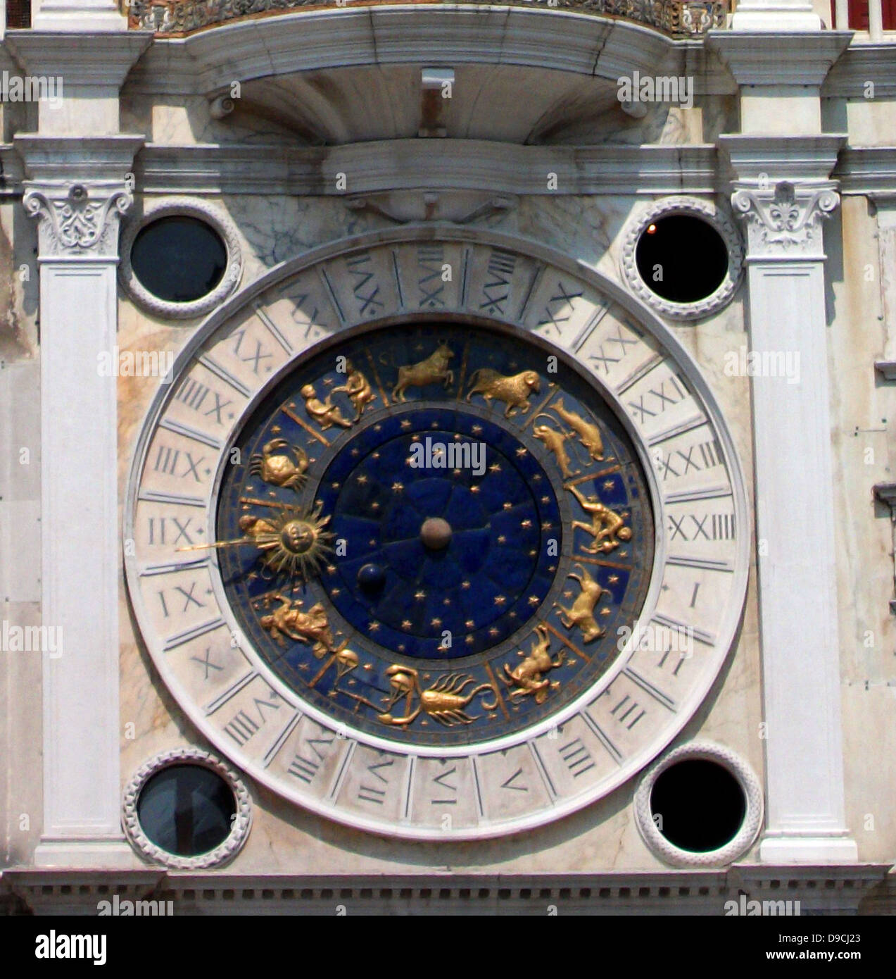 Dettagli sul San marco della torre dell'Orologio Venezia. Il primo rinascimento edificio si trova sul lato nord della Piazza San Marco all'ingresso del Merceira. Esso è costituito da una torre e due edifici inferiore su entrambi i lati. Foto Stock