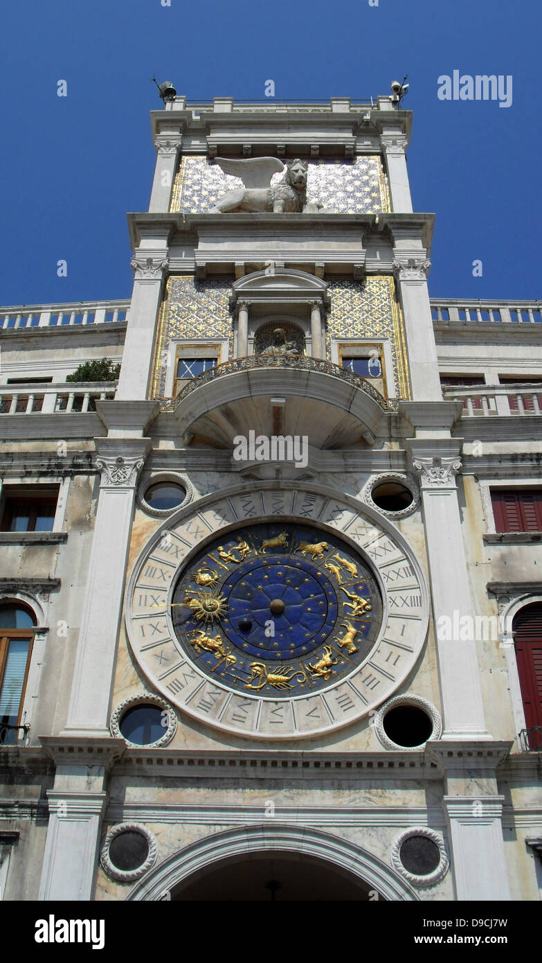 Dettagli sul San marco della torre dell'Orologio Venezia. Il primo rinascimento edificio si trova sul lato nord della Piazza San Marco all'ingresso del Merceira. Esso è costituito da una torre e due edifici inferiore su entrambi i lati. Foto Stock