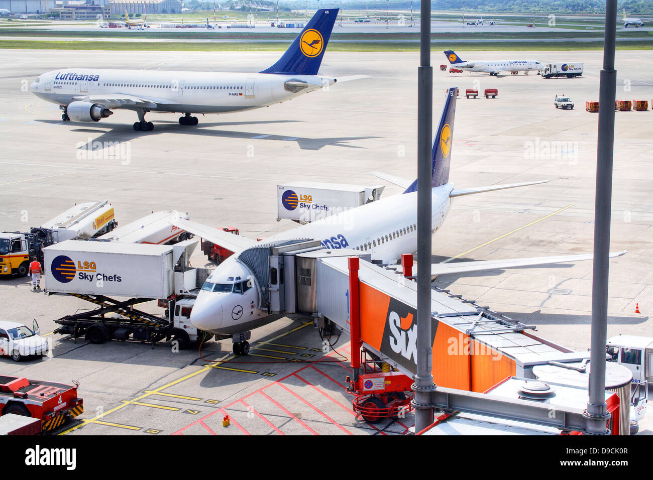Getto di Lufthansa dalla spedizione sull'aeroporto di Amburgo Foto Stock