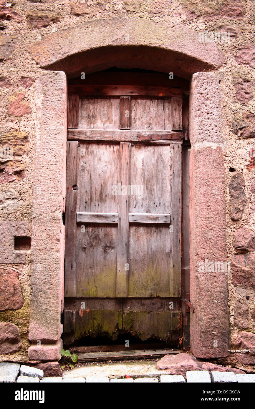 Vecchia porta di legno di una casa in Riquewihr Foto Stock