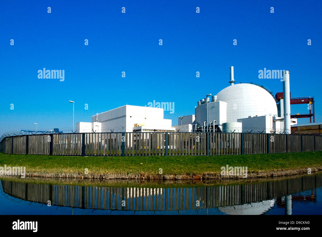 Centrale nucleare di Brokdorf villaggio Foto Stock