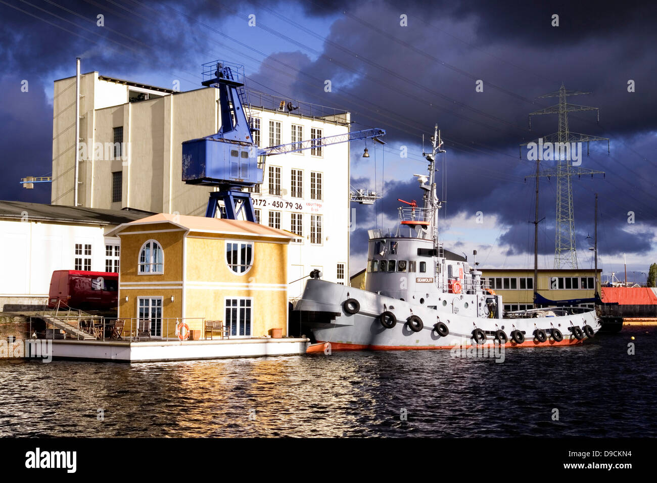 Vecchio trattore in Harburger Harbour Foto Stock