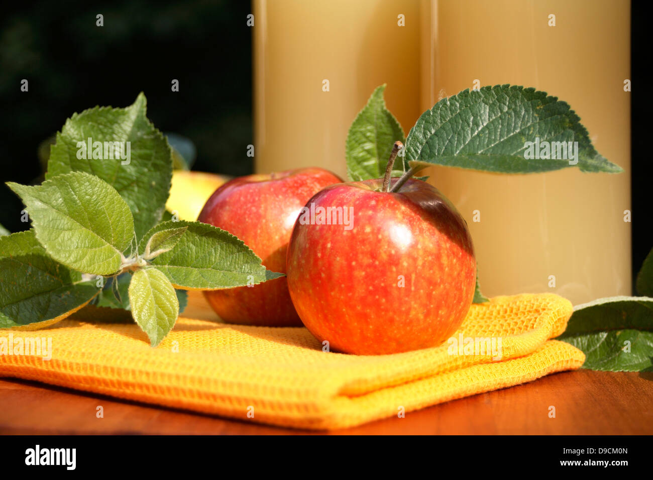Le mele con il succo di mela Foto Stock