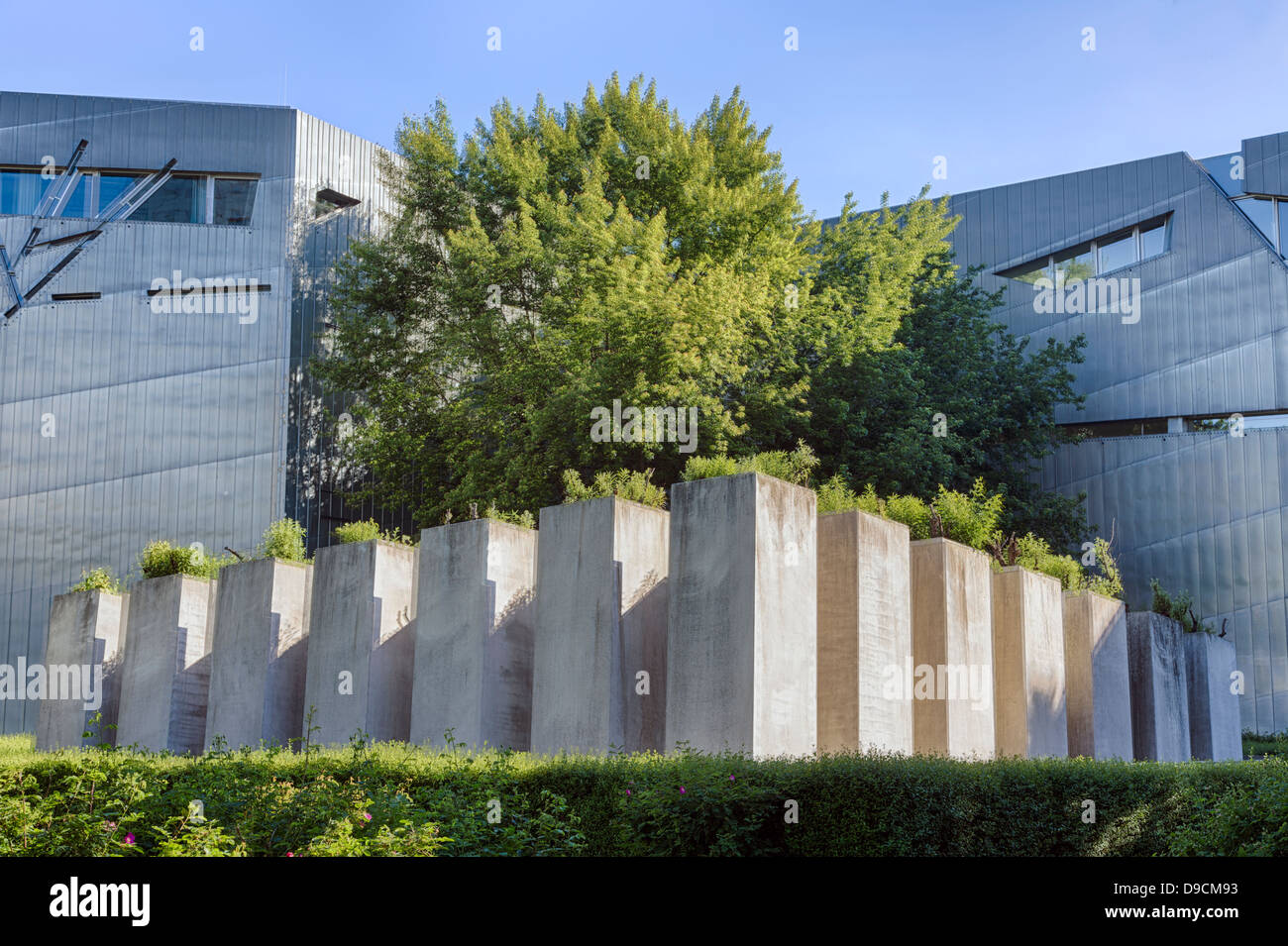 Esterno del Museo Ebraico di Berlino (Jüdisches Museum di Berlino), Germania, con il E.T.A. Hoffmann giardino, o il giardino dell'Esilio Foto Stock