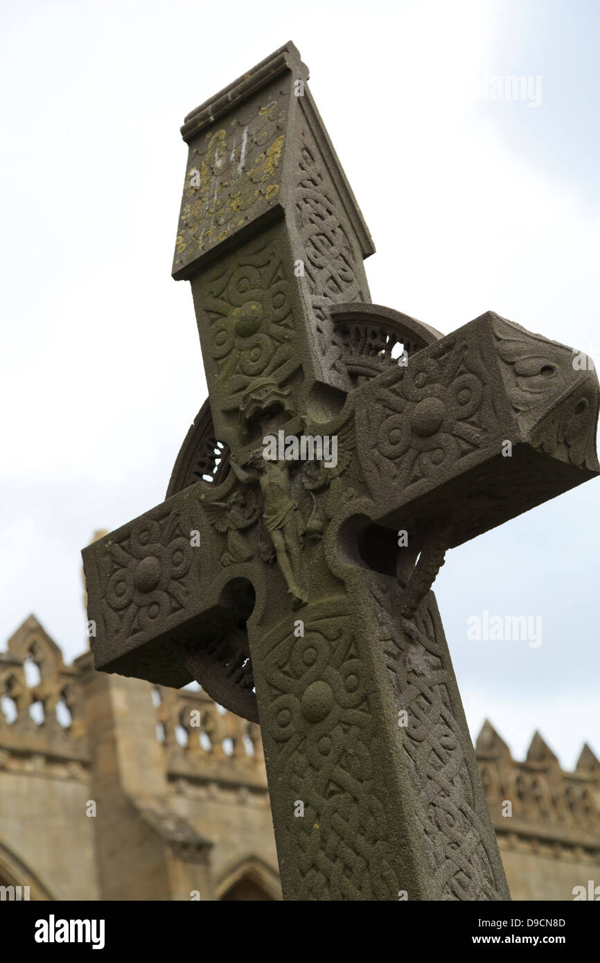 Un cristiano alta croce con una croce celtica design su motivi di Peterborough Cathedral, Inghilterra Foto Stock