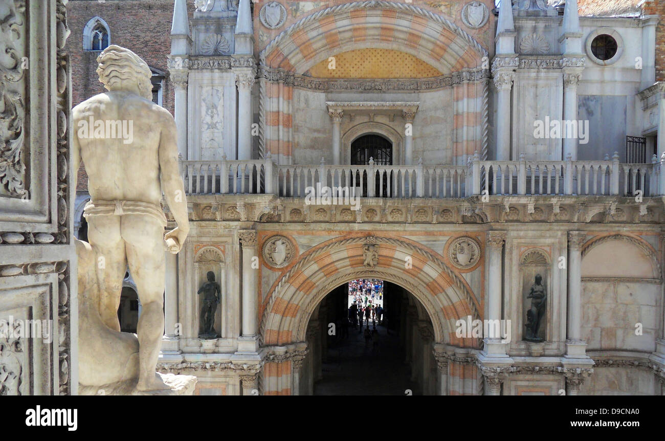 Dettaglio del Palazzo Ducale cortile, Venezia. Costruita in stile gotico veneziano il palazzo era la residenza del Doge di Venezia (l'autorità suprema dell'rublic di Venezia). Ora è aperta come un museo. Foto Stock