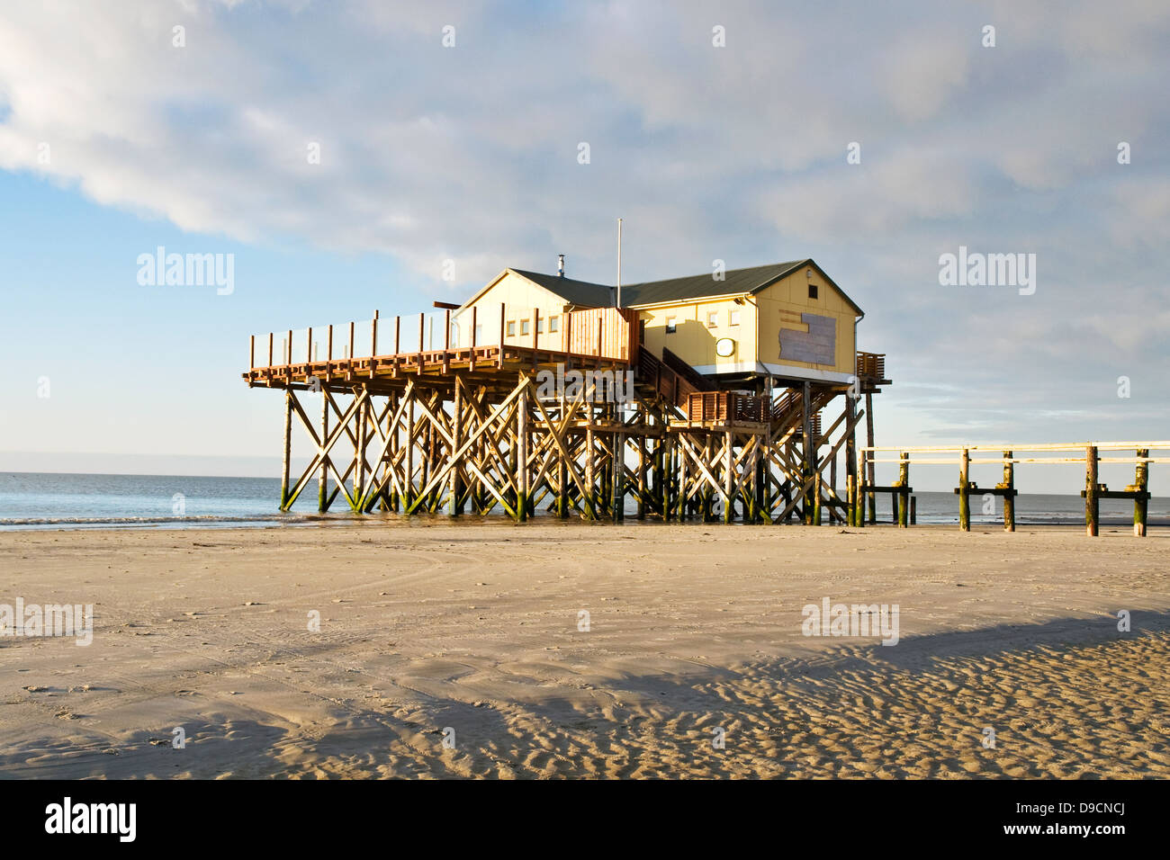 Casa sulla spiaggia dal Mare del Nord in primavera, casa sulla spiaggia del Mare del Nord in salto,Ruegen, Germania Foto Stock