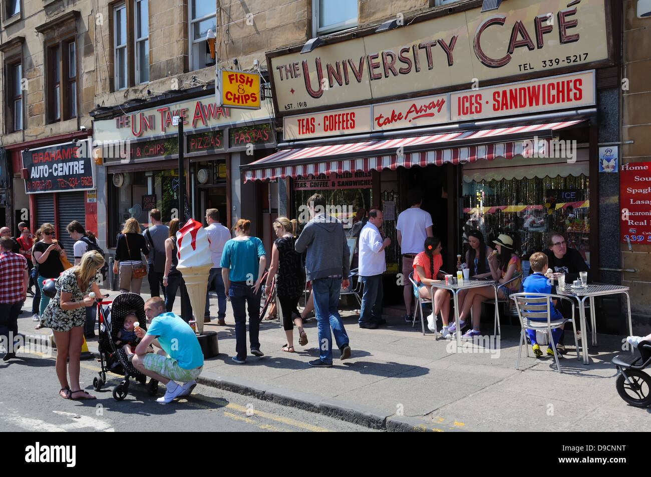 Una strada trafficata scena presso l'Università Café su Byres Road, Glasgow, Scotland, Regno Unito Foto Stock