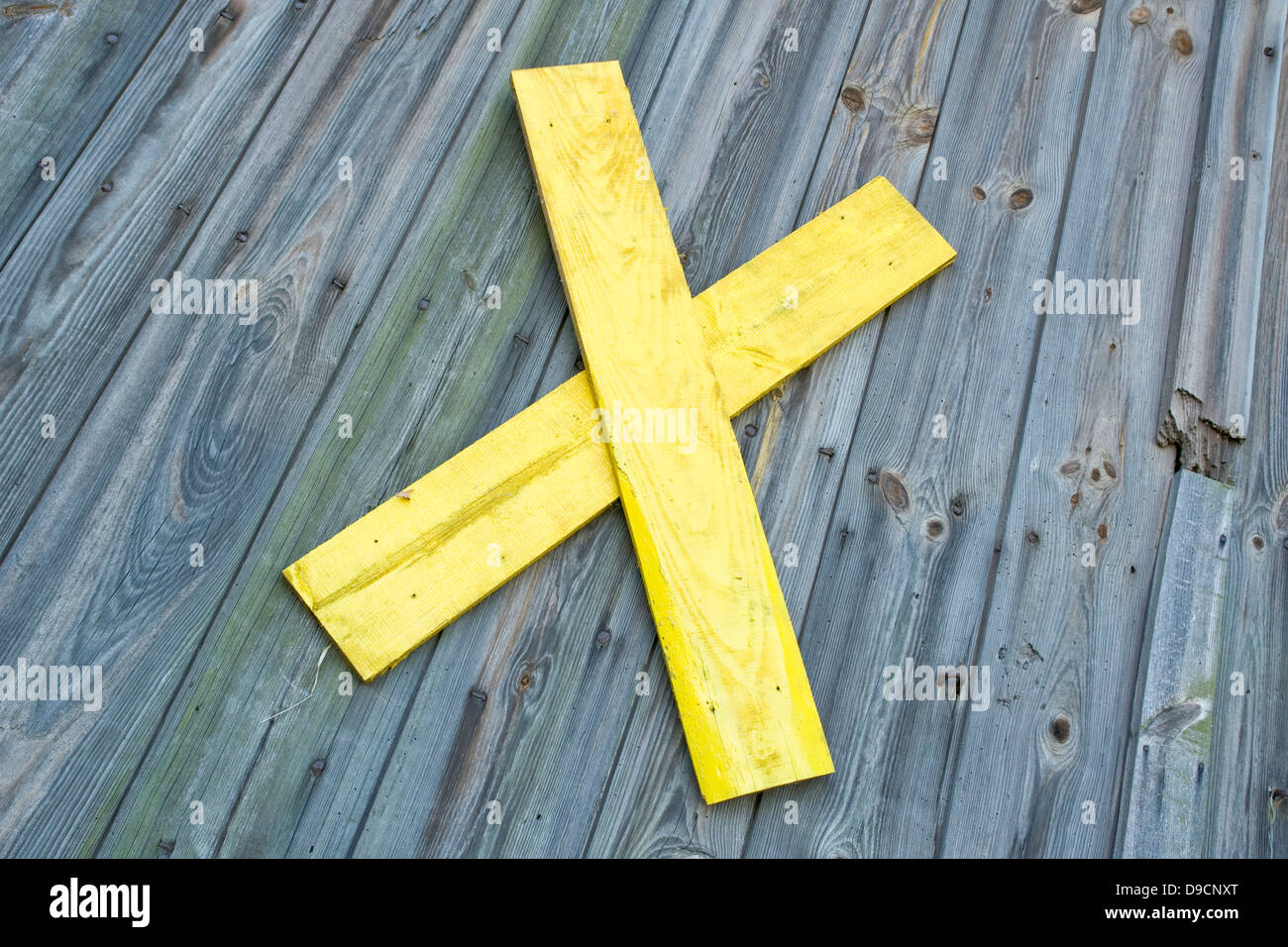 Simbolo dell'anti-nucleare del flusso di circolazione in una parete in legno, simbolo dell'anti-nucleare di movimento su una tavola di legno, Foto Stock