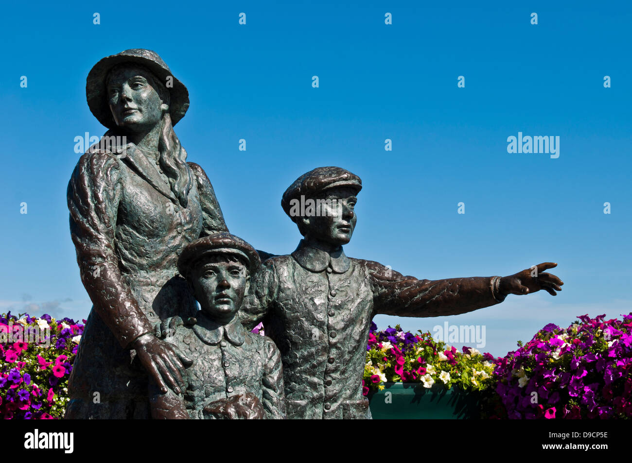 Il Annie Moore Memorial, statua di Annie Moore e i suoi due fratelli in Cobh, Irlanda Foto Stock