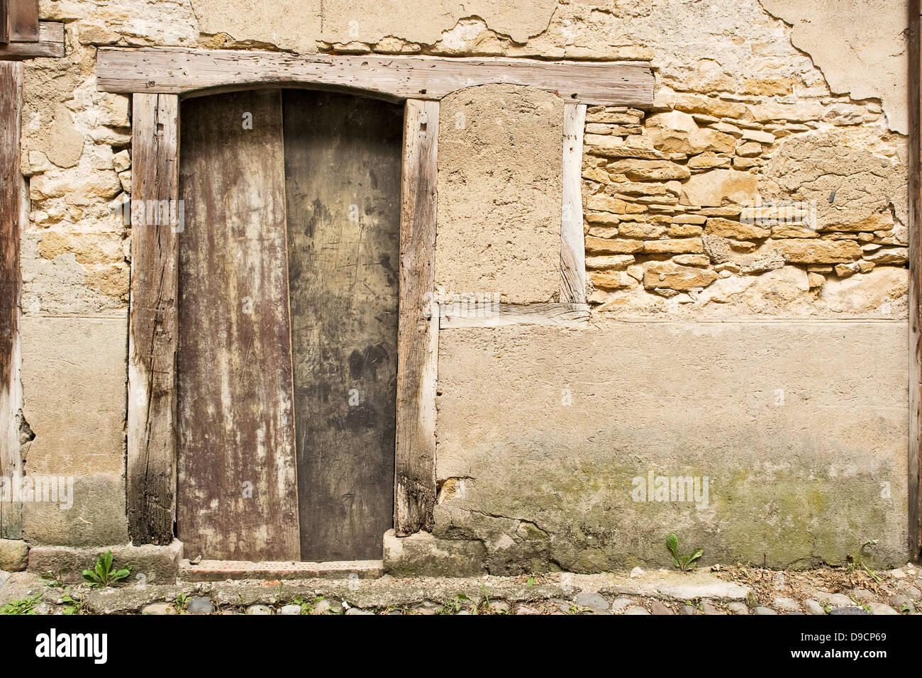 Facciata della casa con una vecchia entrata senza sportello anteriore della casa con in vecchio portale con nessuna porta, Foto Stock
